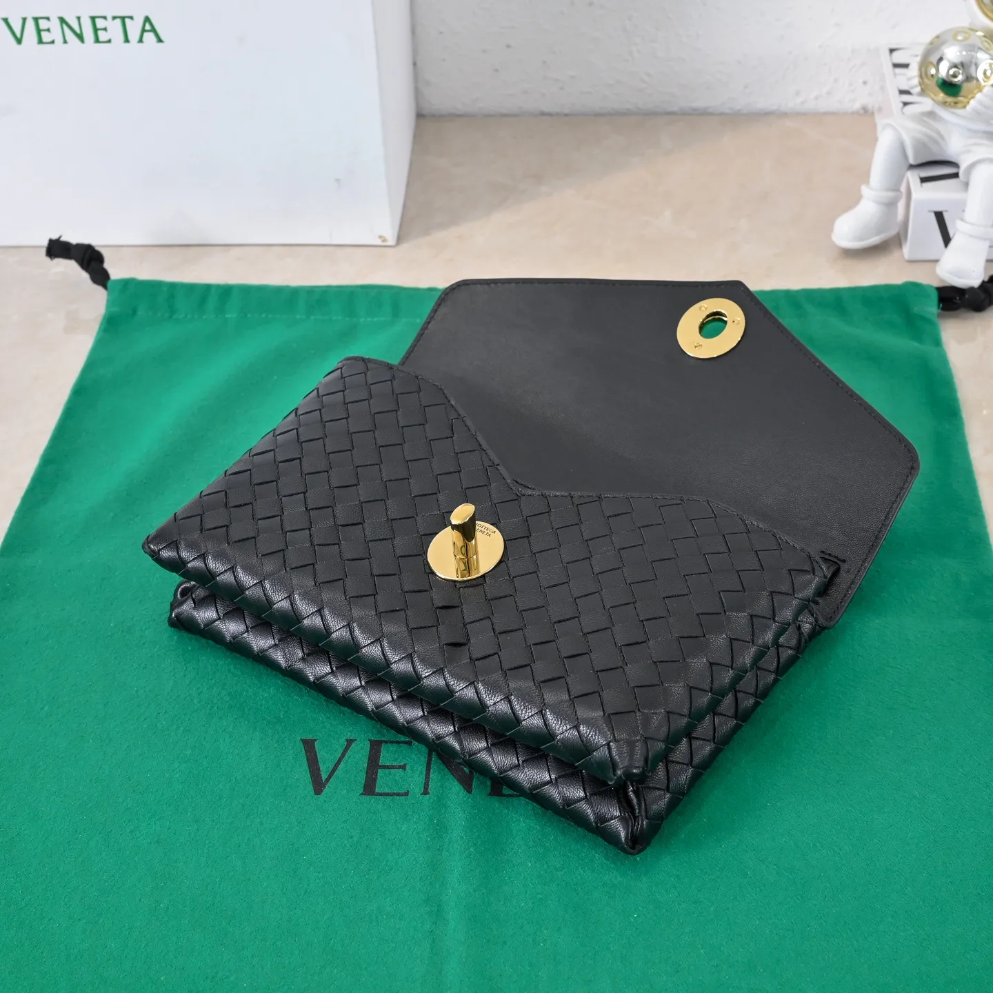 Batch 1660 #Bv new Knot Lock crossbody bag 🎈2025 early spring kont lock new series is hot on the market 🔥The brand's classic weaving process, with kont's metal rotating buttons, are exquisite and eye-catching, which is a luxurious embellishment of details. The upper body is elegant and elegant, with internal double compartments + card slots + back compartment. Super versatile, multiple carrying methods, detachable shoulder strap, portable/shoulder/cross-body, retro and fashionable, easy to carry with exquisite old-line style🫴 Model: 7191 Size: 25x16x5.5